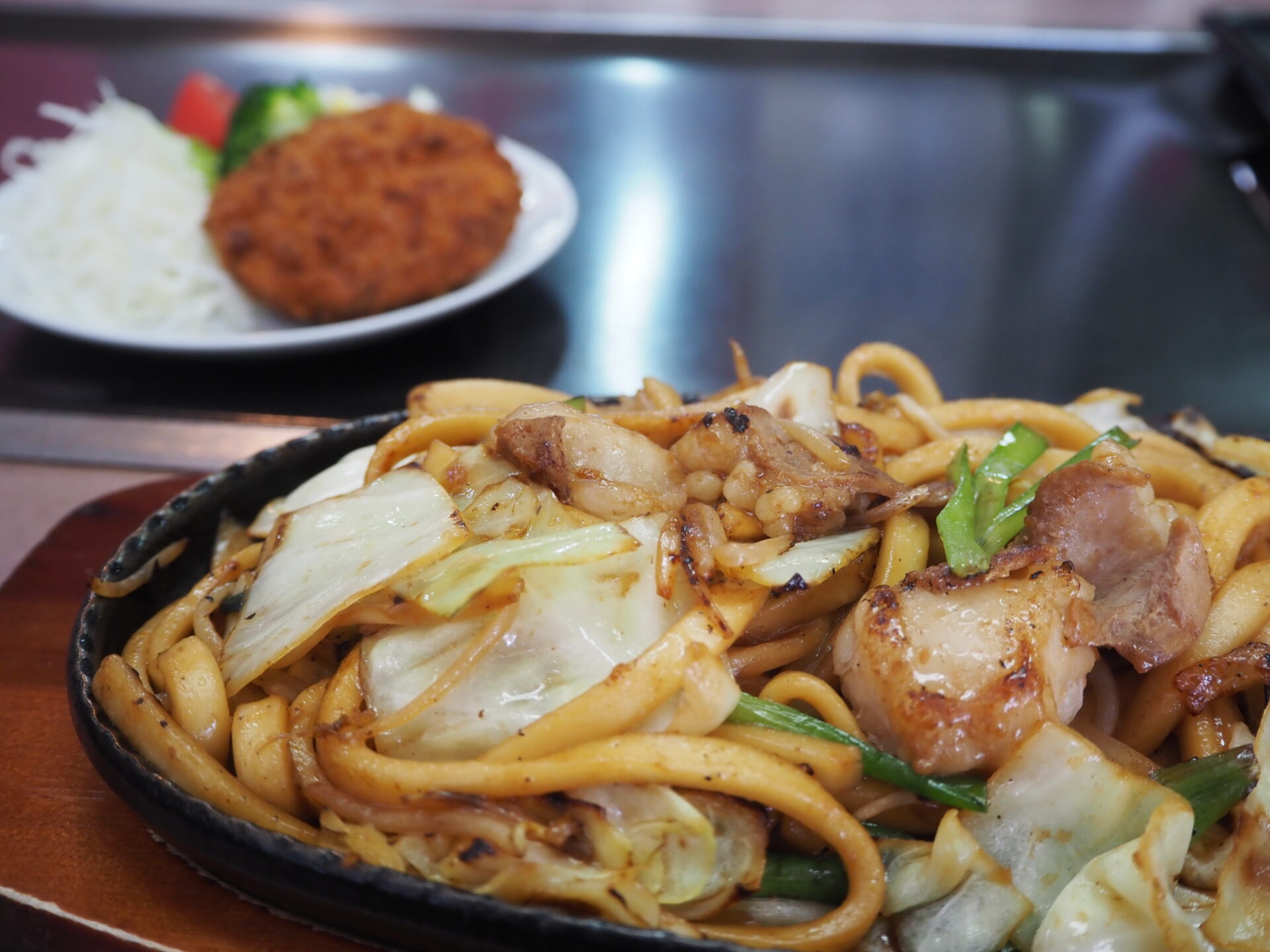 「お食事処 一平」のホルモンうどんとしかコロッケ