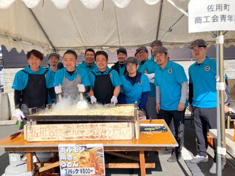 佐用町商工会青年部のメンバー（ホルモン焼きうどんの出店）
